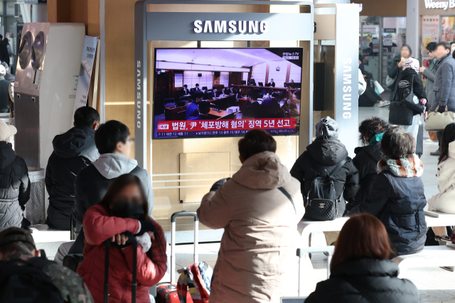 16일 서울역 대합실에서 고위공직자범죄수사처(공수처) 체포 방해 등 혐의로 기소된 윤석열 전 대통령에 대한 1심 선고 공판이 TV를 통해 생중계되고 있다. 이날 재판부는 윤 전 대통령에 징역 5년을 선고했다. 연합뉴스