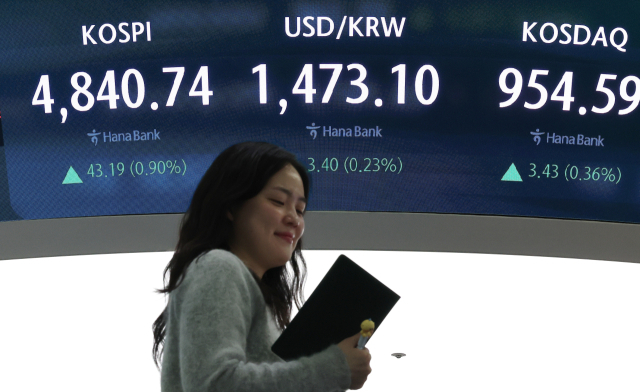 16일 서울 중구 하나은행 딜링룸 현황판에 원달러 환율 등이 표시돼 있다. 이날 원달러 환율은 전날보다 3.9원 오른 1473.6원으로 집계됐다.연합뉴스