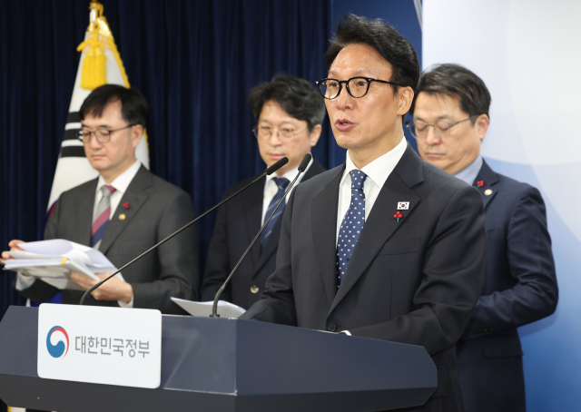 김민석 국무총리가 지난 16일 서울 종로구 정부서울청사에서 행정통합 인센티브와 관련해 브리핑을 하고 있다. 연합뉴스