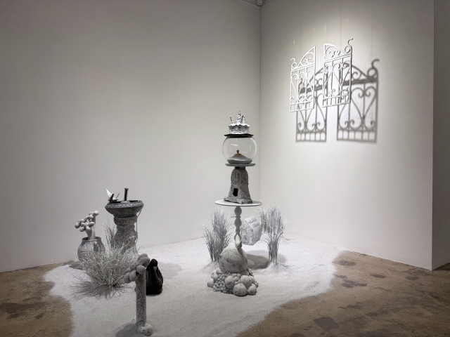 손이 만들어내는 시간에 대한 9명의 작가가 공예, 조각, 회화 및 설치를 선보이는 전시 ‘The Time of Hands: 손의 시간 PART. 2’가 오는 2월 28일까지 부산 해운대구 송정동 리나갤러리 부산에서 열리고 있다. 사진은 전시 전경. 리나갤러리 부산 제공