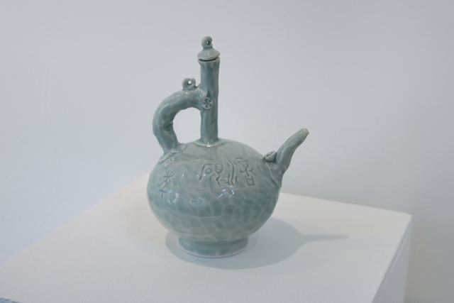 권상인, 영청백자음각문주전자, 2025. 산목&휘갤러리 제공