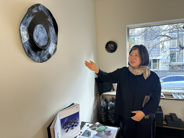 하우스 오브 알파 개관전을 열고 있는 이현승 옻칠 작가. 김은영 기자 key66@