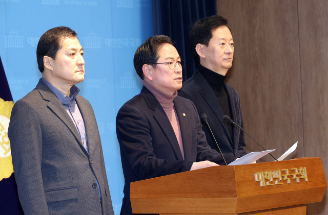 국회 재정경제기획위원회 소속 국민의힘 박수영 간사(가운데) 등 의원들이 18일 국회 소통관에서 이혜훈 기획예산처장관 후보자 인사청문회 거부를 밝히고 있다. 왼쪽부터 박대출, 박수영,최은석 의원. 연합뉴스