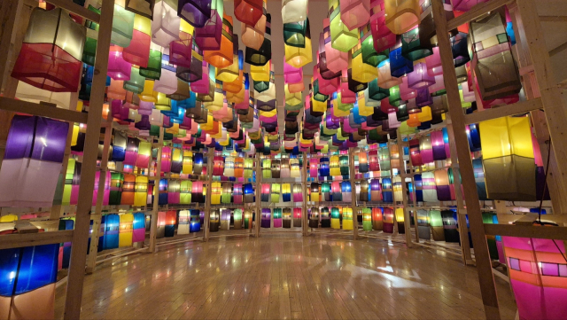 지난 15일 주LA한국문화원에서 시작된 ‘한국의 빛: 진주 실크등 전시(Lights of Korea: Jinju Silk Lanterns)’ 전시 모습. 진주시 제공