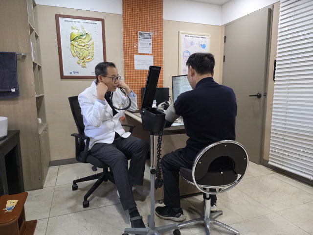 부산 영도구 봉래동 수도의원 노동현 원장이 지난달 24일 환자 60대 김 모 씨를 진료하고 있다. 김재량 기자 ryang@