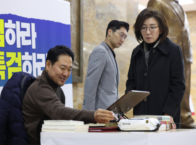 2차 종합특검법 처리에 반대해 단식중인 국민의힘 장동혁 대표가 17일 국회에서 단식을 이어가던 중 찾아온 나경원 의원과 대화를 나누고 있다. 연합뉴스