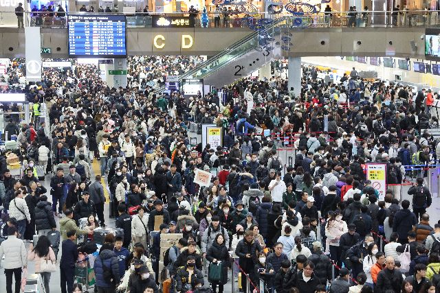 부산 김해국제공항 국제선 청사가 여행객들로 북새통을 이루고 있다. 정종회 기자 jjh@
