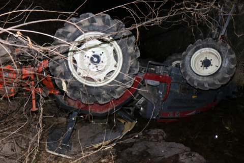 의령서 트랙터 하천 추락…80대 운전자 숨져
