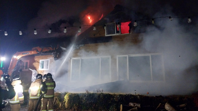 19일 오전 1시께 고성군 대가면 척정리 단독주택에서 불이나 4시간여 만에 꺼졌다. 다행히 인명피해는 없었다. 고성소방서 제공