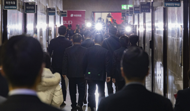 15일 국회에서 열린 국민의힘 최고위원회의 회의장에 장동혁 대표와 최고위원들이 입장하자 취재진의 플래시가 일제히 터지고 있다. 연합뉴스