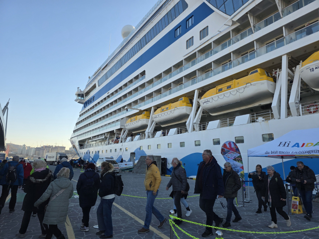 지난 12일 부산항에 입항한 독일 선사 아이다크루즈사의 6만 9000t(톤)급 크루즈선 아이다디바호에서 승객들이 하선하고 있다. 부산항만공사(BPA) 제공