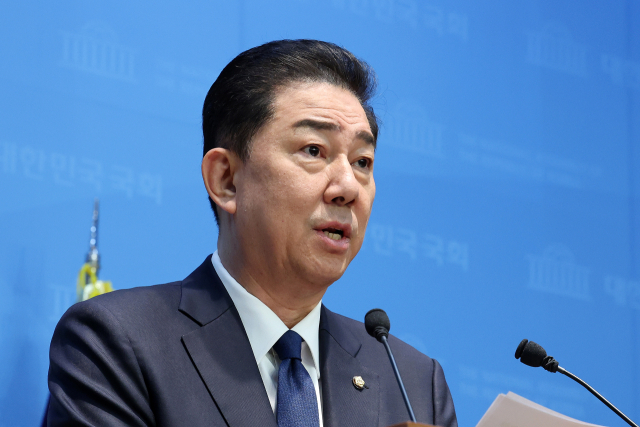 더불어민주당 김병기 의원이 19일 국회 소통관에서 당 윤리심판원의 제명 결정과 관련한 입장을 밝히고 있다. 김 의원은 각종 의혹으로 제명 결정을 받은 데 대해 