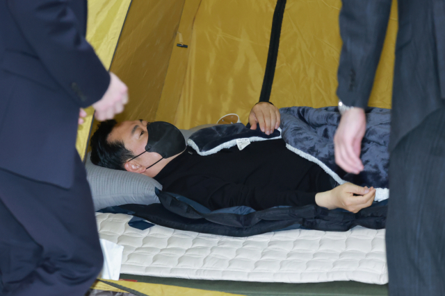 더불어민주당에 통일교·공천헌금 '쌍특검' 수용을 요구하며 닷새째 단식 농성 중인 국민의힘 장동혁 대표가 19일 국회 로텐더홀 단식 농성장에 마련된 텐트에서 휴식하고 있다. 연합뉴스