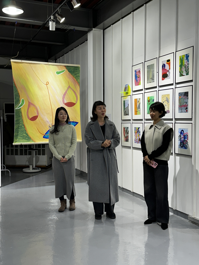 지난 9일 열린 Space Bv 개관 기획전 ‘말을 거는 그림들: The Whispering Canvas’ 전시 오프닝에서 나란히 인사하는 작가와 기획자 모습. 왼쪽부터 임현정 작가, 이정윤 전시 기획자, 이진희 작가 모습. 김은영 기자 key66@