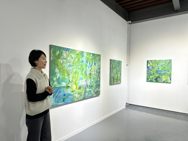 이진희 작가가 자신의 작품을 설명하고 있다. 김은영 기자 key66@