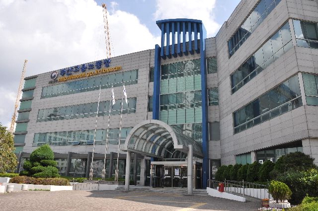 부산 연제구 부산고용노동청. 부산일보DB