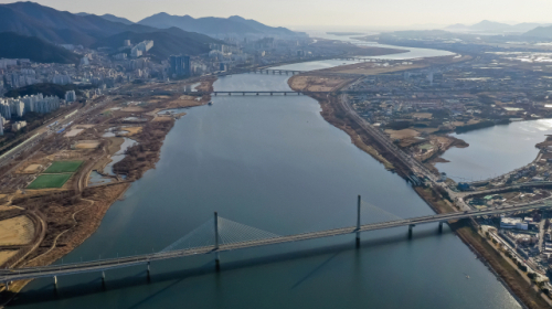 부산 북구에서 강서구 방향으로 바라본 낙동강 전경. 김종진 기자 kjj1761@