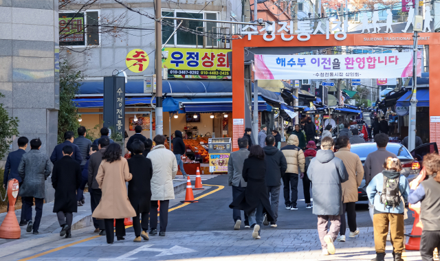 해양수산부 부산 이전이 진행되던 지난달 15일 부산 동구 해수부 임시 청사에서 나온 직원들이 점심 식사를 위해 이동하고 있다. 김종진 기자 kjj1761@
