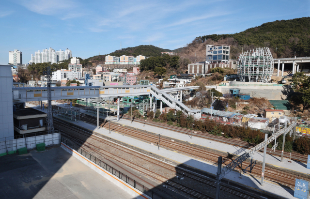 부산 사상구청이 '괘내마을~사상공원 간 보행환경 개선 사업'으로 건설 중인 육교가 사상역 경부선 철도 상부 육교의 준공 지연으로 제 기능을 못할 것으로 우려된다. 정종회 기자 jjh@