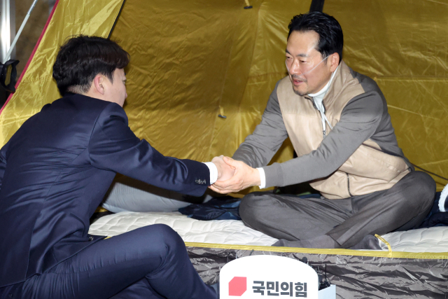 통일교·공천헌금 '쌍특검' 수용을 요구하며 단식 7일 차를 맞은 국민의힘 장동혁 대표가 21일 국회 로텐더홀 단식 농성장을 찾은 개혁신당 이준석 대표와 인사하고 있다. 연합뉴스
