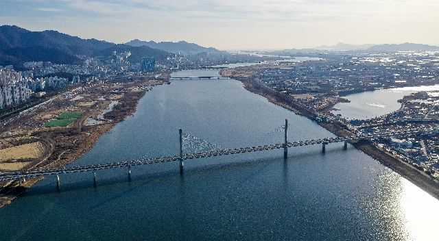 부산 북구에서 강서구 방향으로 바라본 낙동강 전경. 김종진 기자 kjj1761@