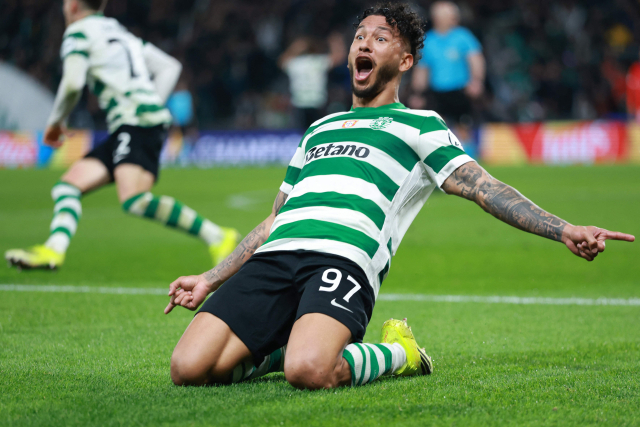 스포르팅CP(포르투갈)의 루이스 수아레스가 20일(현지 시간) 포르투갈 리스본의 스포르팅 리스본에서 열린 2025-26 UEFA 챔피언스리그 리그 페이즈 7차전 파리 생제르맹(PSG, 프랑스)과 경기 후반 45분 결승 골을 넣고 세리머니하고 있다. 수아레스는 멀티 골을 기록하며 팀의 2-1 승리를 이끌었다. AFP연합뉴스