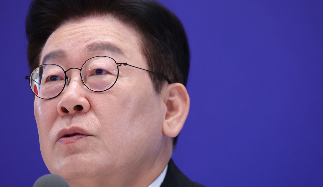 이재명 대통령이 21일 청와대 영빈관에서 열린 신년기자회견에서 취재진 질문에 답하고 있다. 연합뉴스