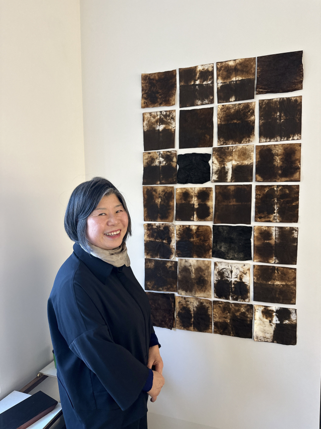 '하우스 오브 알파' 전시 작품 앞에서 포즈를 취한 이현승 옻칠 공예가. 김은영 기자 key66@