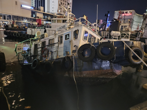 부산 영도구 물양장서 장기간 미운행 선박 침수