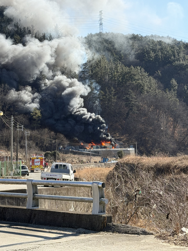 22일 오후 1시 20분께 진주시 집현면 대암리 한 건축물에서 화재가 발생해 산불로 확산했다. 독자 제공