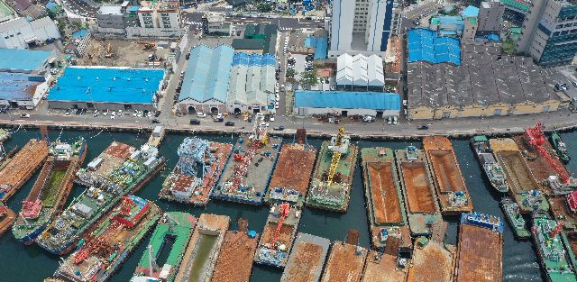부산 영도구에 체류하는 인구 5명 중 2명이 청년층인 것으로 나타났다. 사진은 영도구 신산업 클러스터 ‘영블루밸리’ 사업이 진행되고 있는 봉래동 봉래나루로 일대. 부산일보DB