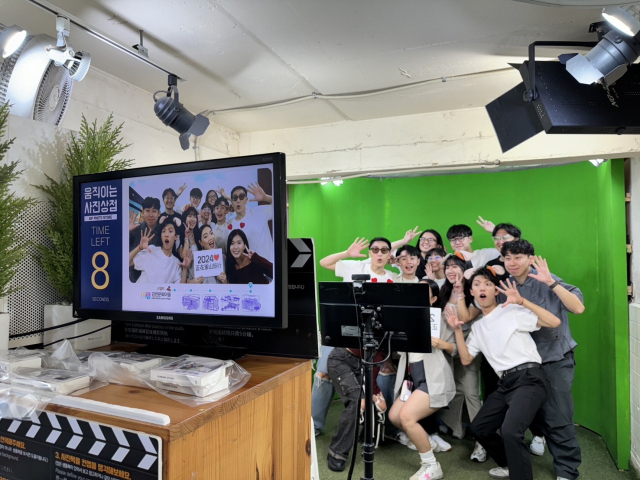 지난해 대만 인플루언서들이 부산 감천문화마을에서 기념촬영을 하고 있다. 부산관광공사 제공