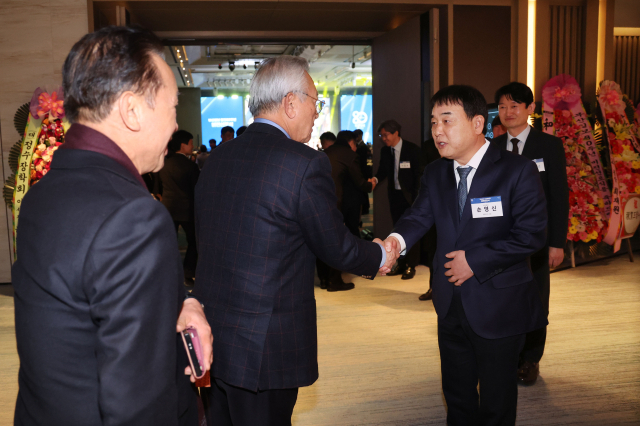 부산일보 임직원들이 내빈들을 맞이하고 있다. 정종회 기자 jjh@