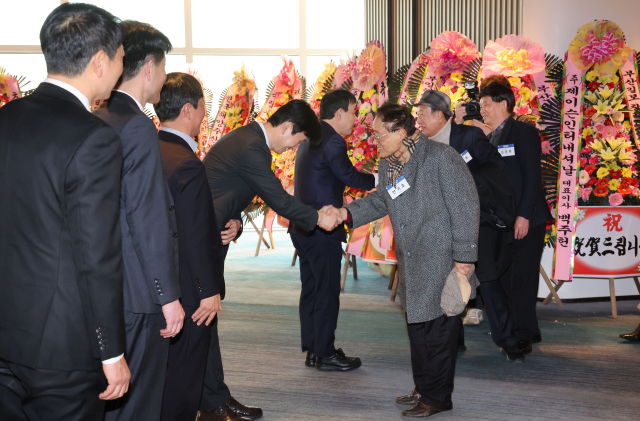 부산일보 임직원들이 부산일보 사우회 회장단을 맞이하고 있다. 정종회 기자 jjh@