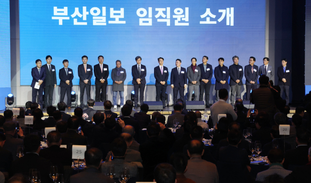 손영신 부산일보 대표이사가 부산일보 임원진과 국장단을 소개하고 있다. 정종회 기자 jjh@