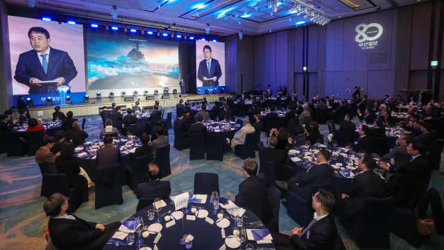 부산일보 창간80주년 비전선포식이 22일 오후 부산 해운대구 시그니엘 부산 그랜드볼룸에서 열렸다. 손영신 부산일보 대표이사가 부산일보 미래 비전을 밝히자 참석 내빈들이 박수를 치고 있다. 김종진 기자 kjj1761@