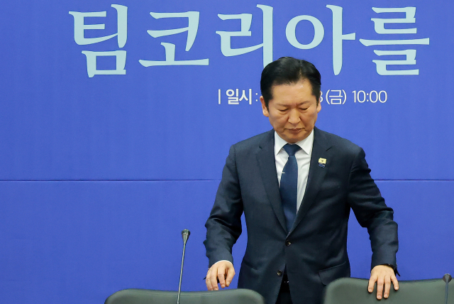 더불어민주당 정청래 대표가 23일 충북 진천 국가대표선수촌에서 열린 현장 최고위원회의에 참석하고 있다. 연합뉴스