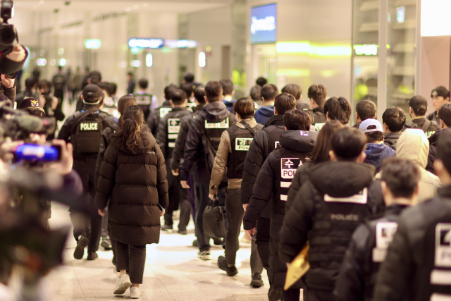 캄보디아에서 23일 오전 송환된 피의자들이 인천국제공항에 도착했다. 부산경찰청 제공