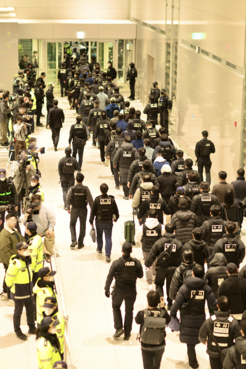 캄보디아서 범죄 피의자 73명 송환… 부산으로 49명 압송