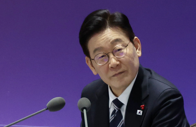 이재명 대통령이 23일 울산전시컨벤션센터에서 열린 '울산의 마음을 듣다' 타운홀미팅 간담회에서 참석자 발언을 듣고 있다. 연합뉴스