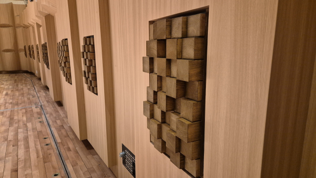 콘서트홀 무대의 뒤쪽 벽면에 설치된 공조기. 각각 다른 높이의 목재를 끼워 넣어 공조시스템에서 새어 나오는 소음을 최소화하고 시각적으로도 세련된 디자인을 자랑한다. 박석호 기자