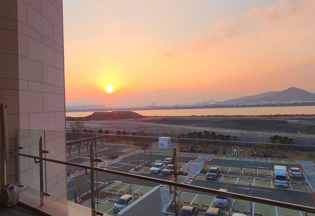 낙동아트센터 3층 테라스는 서낙동강변의 일몰을 감상할 수 있는 최적의 장소이다. 김일택 낙동아트센터 공연기획계장이 직접 일몰 순간의 사진을 찍었다. 낙동아트센터 제공