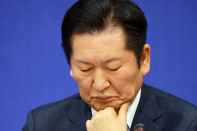 더불어민주당 정청래 대표가 23일 충북 진천 국가대표선수촌에서 열린 현장 최고위원회의에 참석, 조국혁신당과의 합당 추진을 우려하는 박지원 최고위원의 발언을 듣고 있다. 연합뉴스