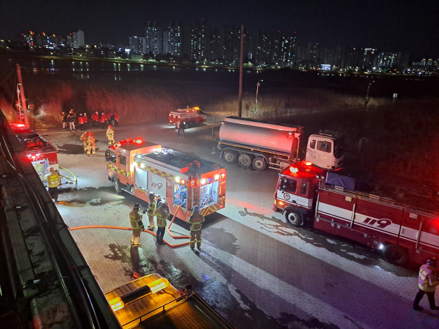 24일 오후 울산 북구 명촌교 인근 갈대밭 화재 현장에서 소방대원들이 진화 작업을 벌이고 있다. 화재 지점이 아파트 단지와 인접해 인근 주민들에게 대피 문자가 발송되는 등 소동이 빚어졌다. 울산소방본부 제공