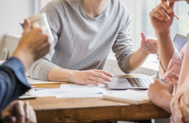 지난해 민생회복 소비쿠폰 등 경기 보강책에도 자영업자가 2년 연속 3만명대 감소세를 이어갔다. <div class=