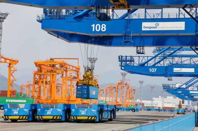 부산항 신항 7부두 자동화 운영 과정. 동원글로벌터미널부산(DGT) 제공