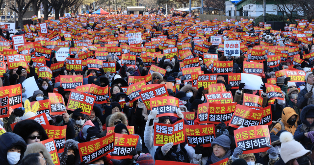 24일 서울 여의도에서 열린 한동훈 전 국민의힘 대표 지지자 집회에서 참석자들이 피켓을 들고 구호를 외치고 있다. 연합뉴스