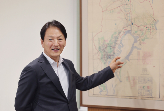 성희엽 부산시 미래혁신부시장이 지난 15일 부산시청 집무실에서 1937년에 최초로 수립된 부산 도시계획도면을 가리키며 부산시의 도시공간 대전환과 혁신 성장 전략에 대해 설명하고 있다. 이재찬 기자 chan@