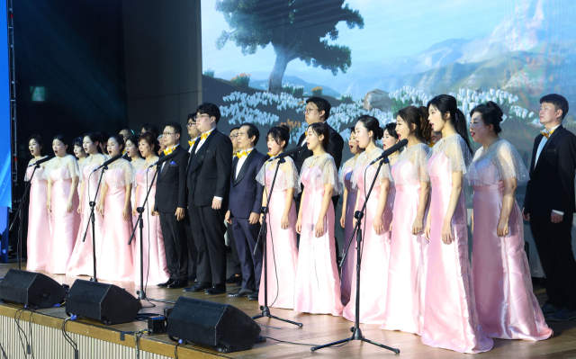 ‘부산일보 CEO아카데미 합창단’이 오프닝 공연을 하고 있다. 김종진 기자 kjj1761@