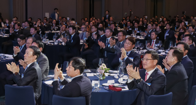 부산일보 창간 80주년 비전선포식이 지난 22일 오후 부산 해운대구 시그니엘 부산 그랜드볼룸에서 열렸다. 내빈과 임직원들이 박수를 치고 있다. 김종진 기자 kjj1761@